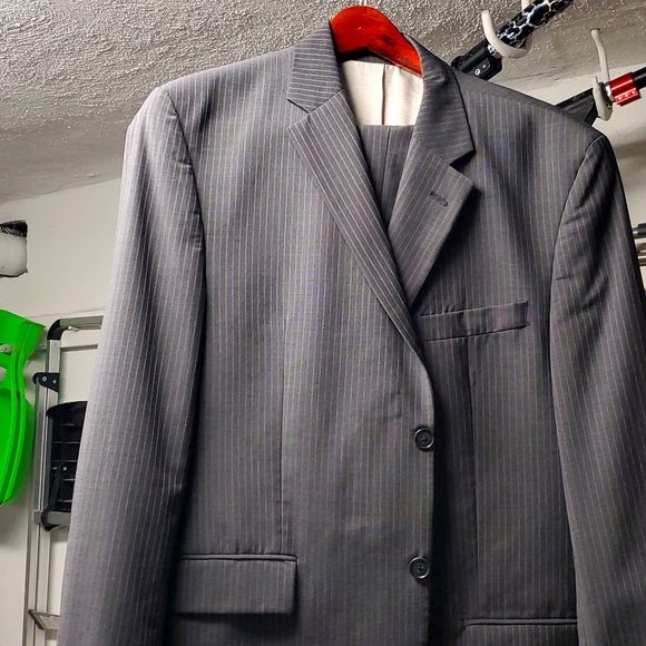 Mens DKNY 2 piece gray stripped suit 42R - Picture 1 of 2